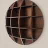 Estantería circular vintage de madera oscura — vista oblicua de compartimentos y contorno circular