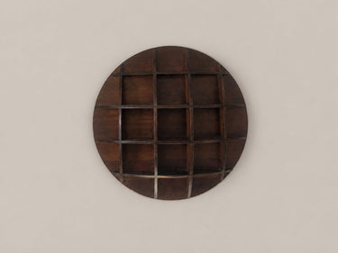 Estantería circular vintage de madera oscura — vista frontal sobre la pared