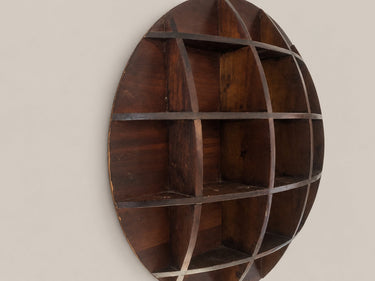 Estantería circular vintage de madera oscura — perfil lateral de baldas y divisores