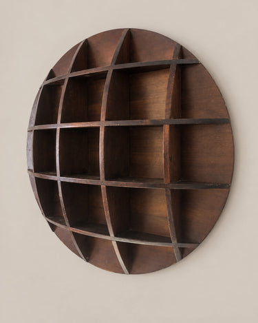 Estantería circular vintage de madera oscura, vista en perspectiva de sus compartimentos