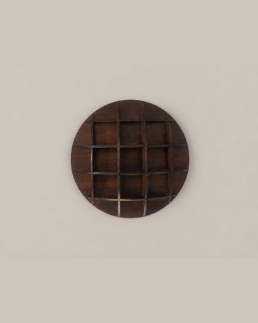Estantería circular vintage de madera oscura — vista frontal sobre la pared