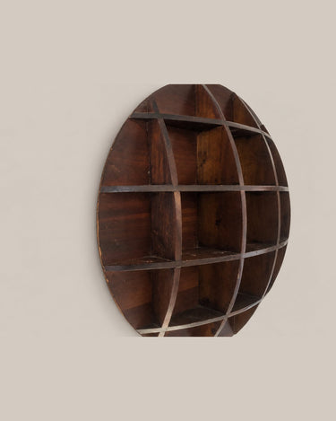 Estantería circular vintage de madera oscura — perfil lateral de baldas y divisores