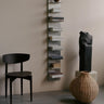 Estantería de Pared Alta Lager Aluminio Cepillado Diseño Moderno Almacenamiento Elegante Versátil