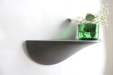 Estantes de hormigón gris para pared