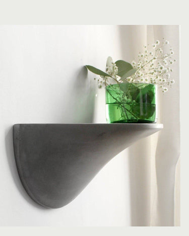 Estantes minimalistas de hormigón gris