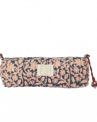 Estuche escolar Bonheur du Jour Goa Indigo, vista frontal con etiqueta y tirador rojo
