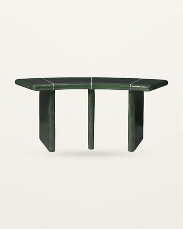 Asiento de Banco Deya curvo de hormigón verde en detalle