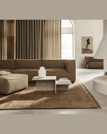 Mesa Distinct de travertino Ferm Living en ambiente