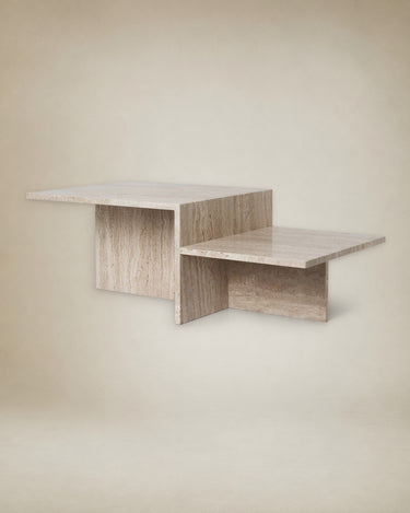 Detalle de la mesa Distinct de travertino Ferm Living