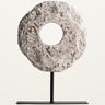 Figura decorativa de piedra blanco roto hierro negro de Vical