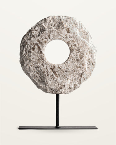 Figura decorativa de piedra blanco roto hierro negro de Vical