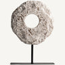 Figura decorativa de piedra blanco roto hierro negro de Vical