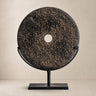 Figura decorativa de piedra oscura y hierro negro de Vical sobre fondo topo claro