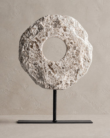 Figura Vical de piedra blanco roto y hierro negro sobre pared y suelo topo claro texturizado