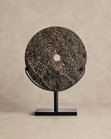 Figura decorativa Vical Seoane grande de piedra oscura y hierro negro sobre fondo topo claro