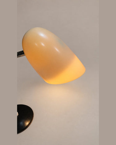 Detalle de la pantalla crema y su borde inferior iluminado.