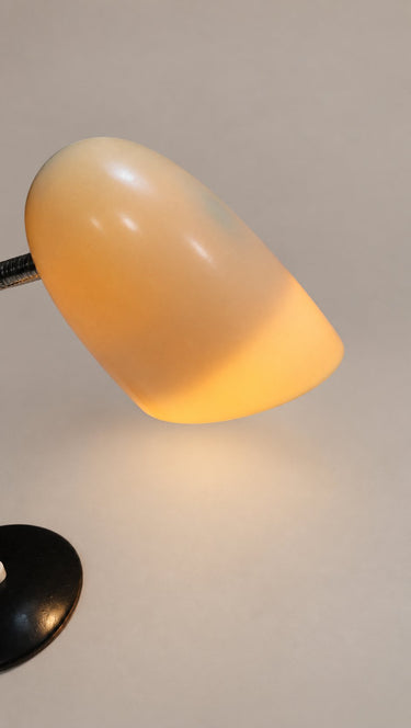 Detalle de la pantalla crema y su borde inferior iluminado.