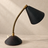 Flexo pequeño vintage mid century de metal negro con brazo flexible dorado, vista frontal