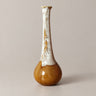 Florero vintage de cerámica caramelo y blanco — florero completo sobre una superficie de madera