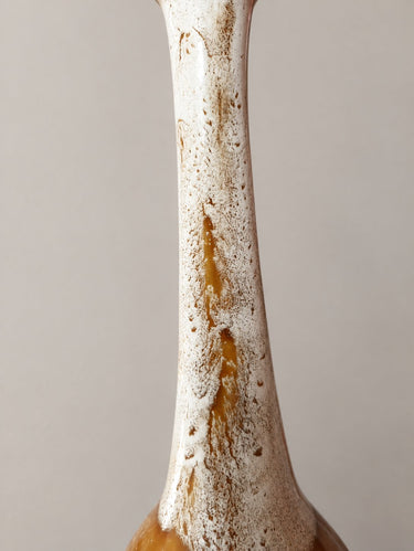 Florero vintage de cerámica caramelo y blanco — detalle del cuello y esmalte moteado