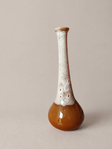 Florero vintage de cerámica caramelo y blanco — perfil del cuello largo