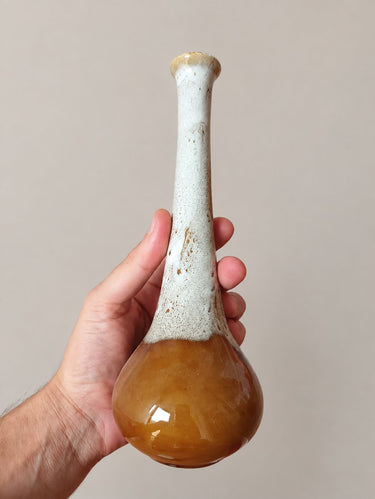 Florero vintage de cerámica caramelo y blanco — florero sostenido para mostrar su escala