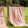Fouta Lombok de algodón reciclado con flores en exterior