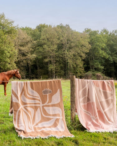 Fouta Lambar colocada sobre un sofá en ambiente natural