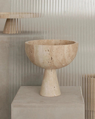 Frutero beige de pie alto sobre un pedestal
