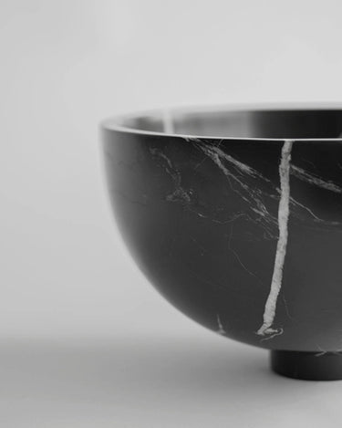 Frutero de mesa de mármol con pedestal de Kiwano Concept, detalle del mármol negro con veta blanca