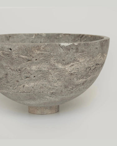 Frutero de mesa de mármol con pedestal de Kiwano Concept, detalle de la superficie gris y la base