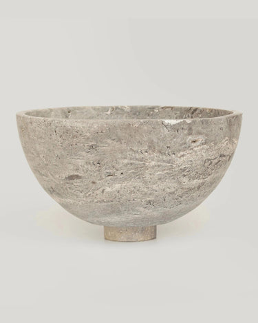 Frutero de mesa de mármol con pedestal de Kiwano Concept, gris con textura veteada