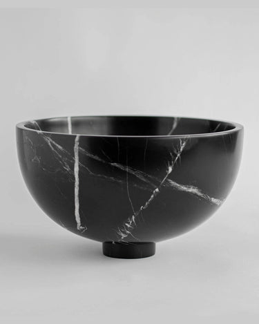 Frutero de mesa de mármol con pedestal de Kiwano Concept, negro con vetas blancas