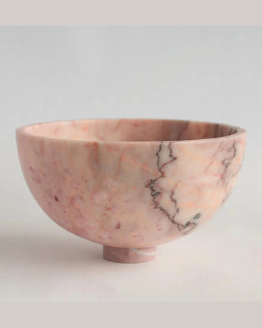 Frutero de mesa de mármol con pedestal de Kiwano Concept, rosa con vetas oscuras