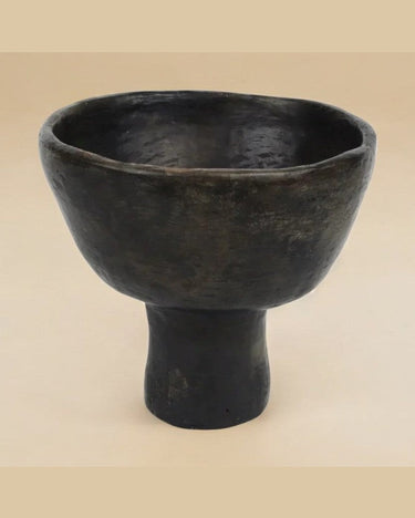 Detalle del frutero negro de cerámica artesanal de Sejnane