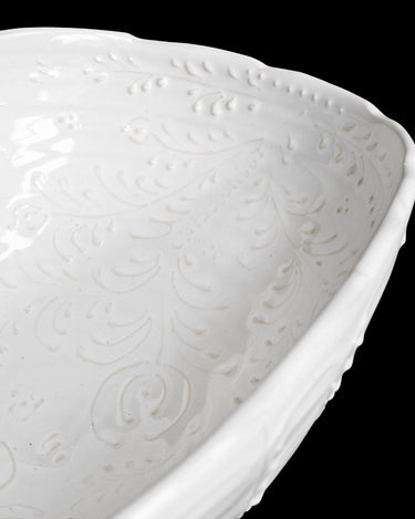 Interior del frutero con motivos vegetales blancos en relieve.