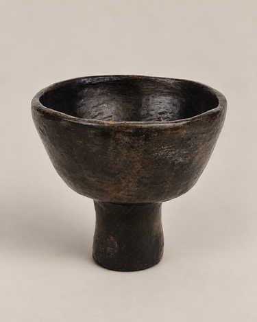 Frutero Sejna de terracota negra artesanal sobre fondo topo claro