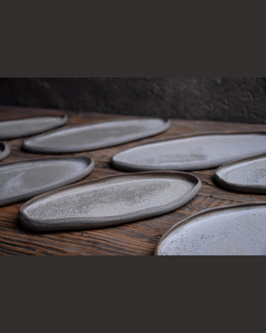 Fuentes artesanales de gres en la mesa