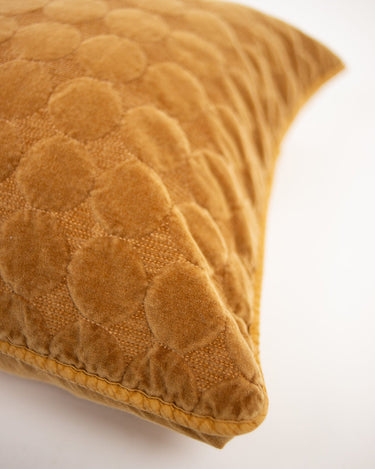 Detalle del motivo en relieve y el vivo de la funda Mori amarillo miel