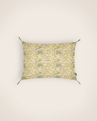 Funda de cojín de algodón con estampado de animales y plantas de Caravane, amarillo cúrcuma con pompones