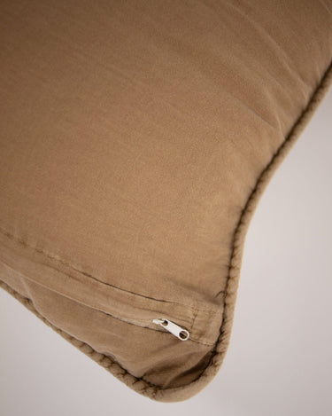 Cremallera oculta y vivo de las fundas de cojín beige con relieve