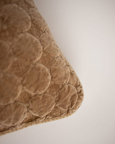 Detalle del motivo redondeado en relieve de la funda Mori beige