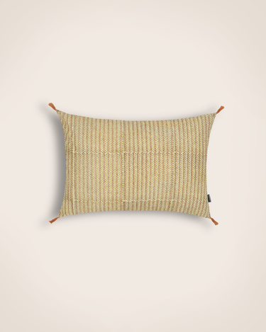 Funda de cojín de algodón Florio Nude, beige con motivos pequeños y pompones