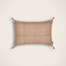 Funda de cojín de algodón beige con estampado terracota y pompones rojos de Caravane