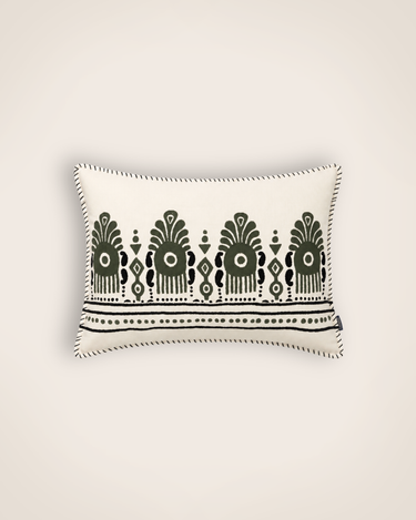 Funda bordada blanca y verde con contorno festoneado