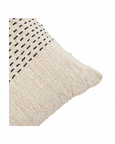 Funda de cojín de algodón natural con pespuntes negros, detalle de una esquina y la franja lisa