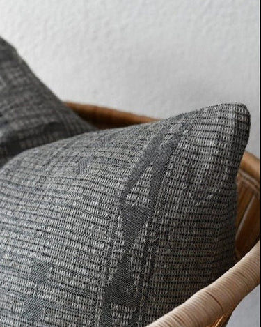 Detalle del tejido jacquard de la funda de cojín Bogolan