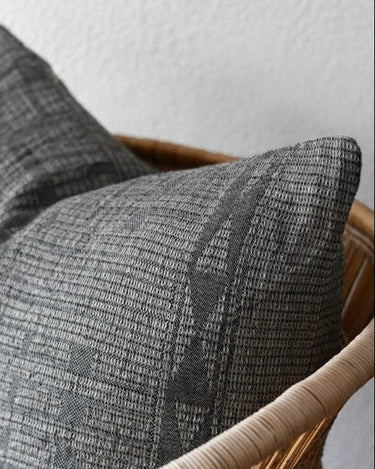 Detalle del tejido jacquard de la funda de cojín Bogolan