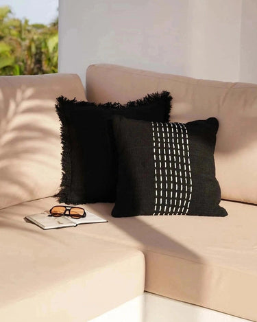 Funda de cojín Drizzle con diseño en blanco y negro