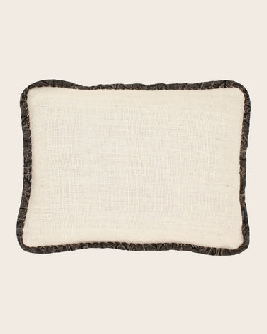 Funda de cojín Khadi blanca de Caravane en ambiente decorativo